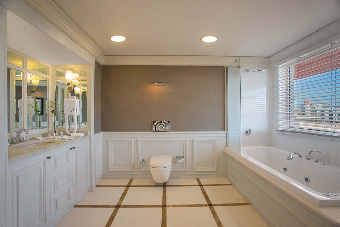 Modernes Badezimmer im IC Santai Family Resort mit Badewanne, Dusche, Toilette und Waschbecken.