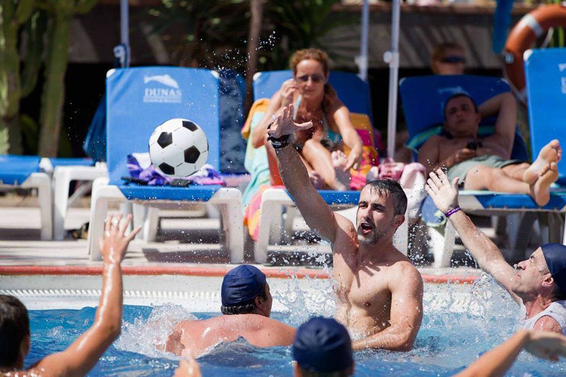 Gäste spielen Fußball im Pool des Mirador Maspalomas Hotel by Dunas