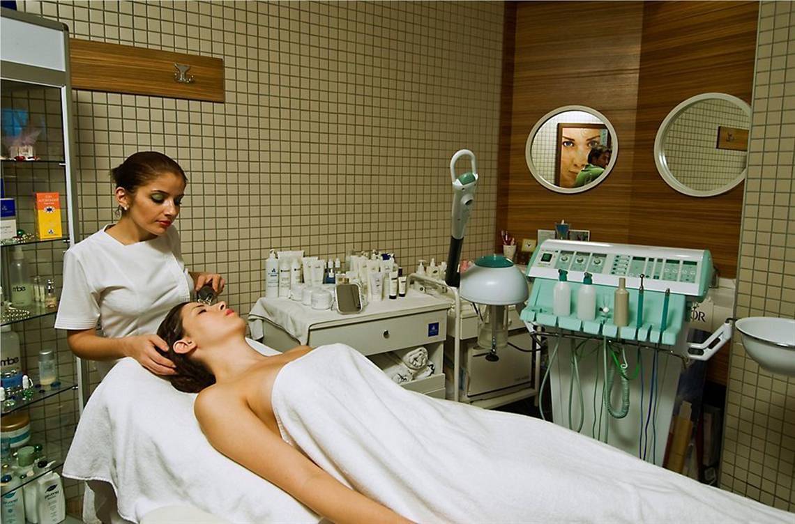 Frau im Nirvana Cosmopolitan Hotel erhält eine Gesichtsbehandlung im Spa.