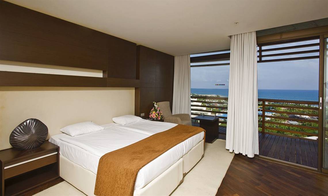 Doppelzimmer mit Meerblick im Nirvana Cosmopolitan Hotel, mit Blick auf das Meer und einen Balkon.