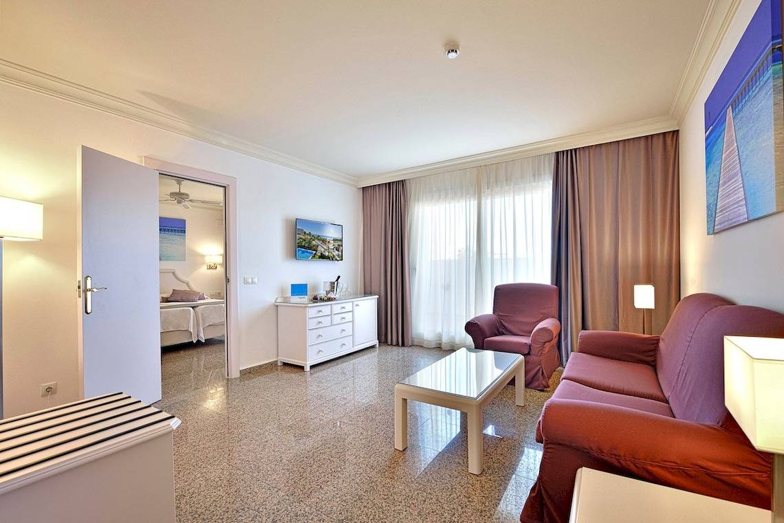 Wohnbereich des MAC Puerto Marina Hotels mit moderner Einrichtung und Blick auf das Meer.