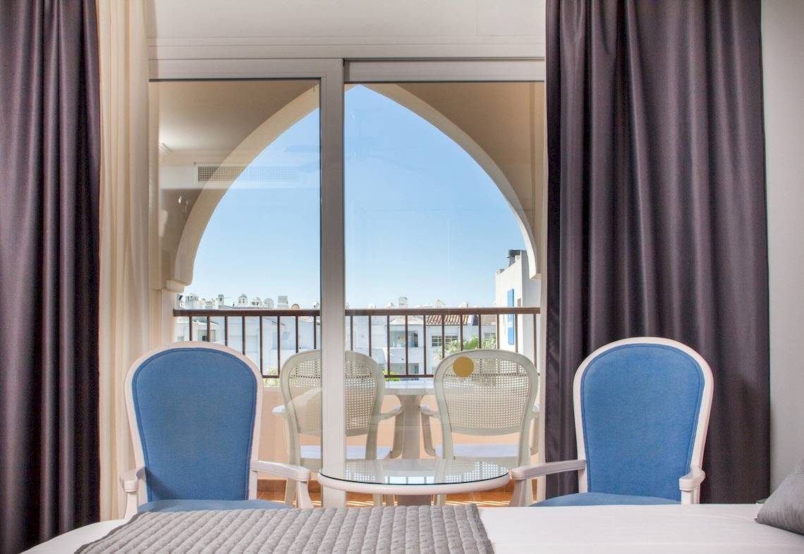 Zimmer mit Balkon im MAC Puerto Marina Hotel mit Blick auf die Stadt.