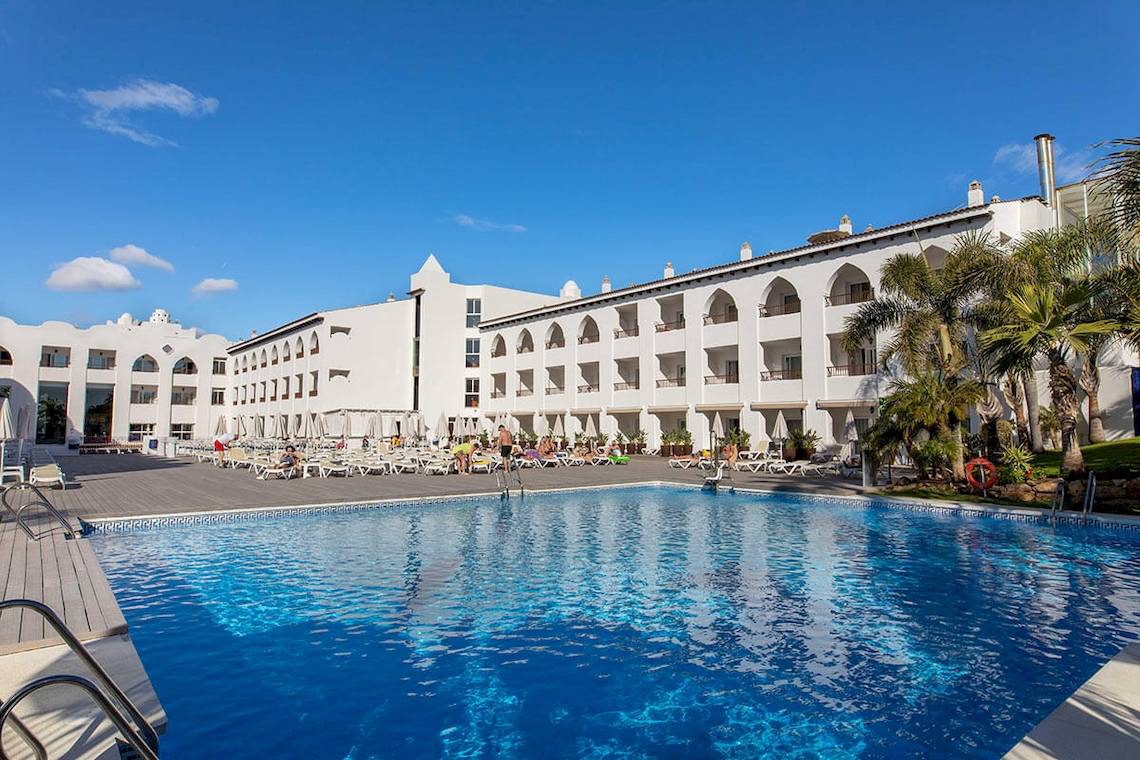 Außenbereich des MAC Puerto Marina Hotels mit Pool und Sonnenliegen