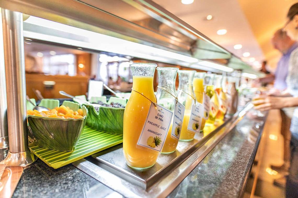 Frühstücksbuffet im MAC Puerto Marina Hotel mit verschiedenen Säften.