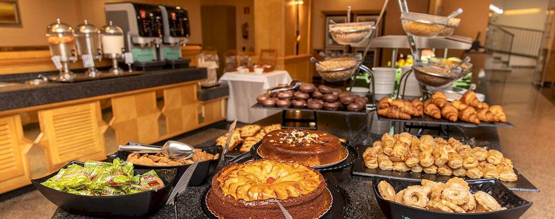 Buffet im MAC Puerto Marina Hotel mit verschiedenen Desserts, Kuchen und Gebäck.