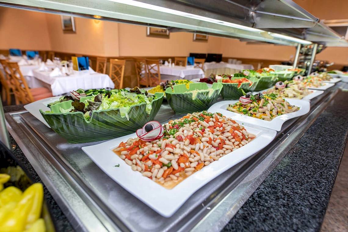 Buffet im MAC Puerto Marina Hotel mit verschiedenen Salaten und Gerichten.