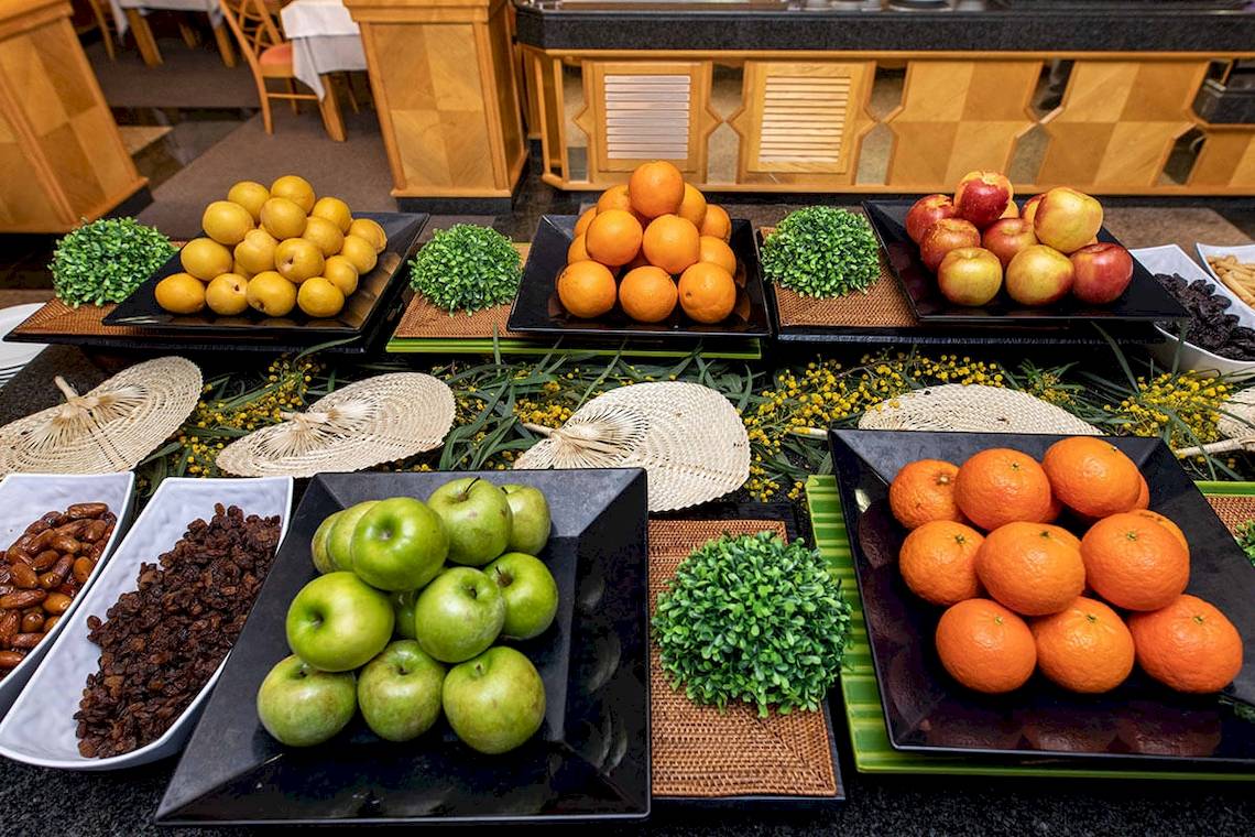 Obst und Speisen Buffet im MAC Puerto Marina Hotel.