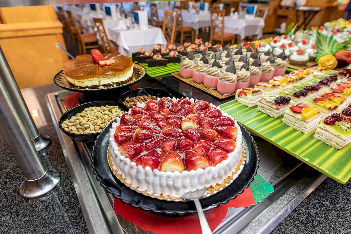 Buffet-Tisch im Hotel MAC Puerto Marina mit einer Auswahl an Kuchen und Desserts.