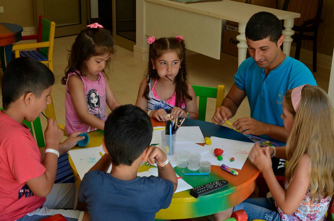 Familie und Kinder malen und spielen im Port Side Resort