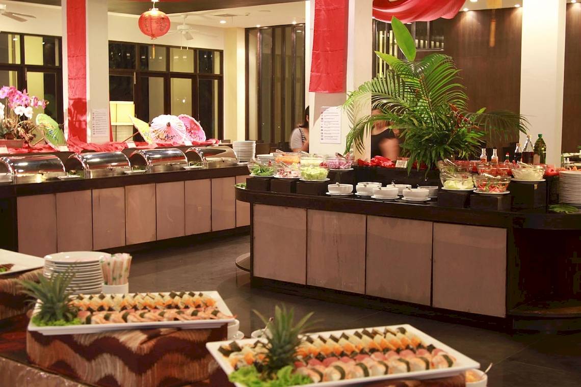 Buffet im Apsara Beachfront Resort und Villa mit verschiedenen Speisen und Dekoration.