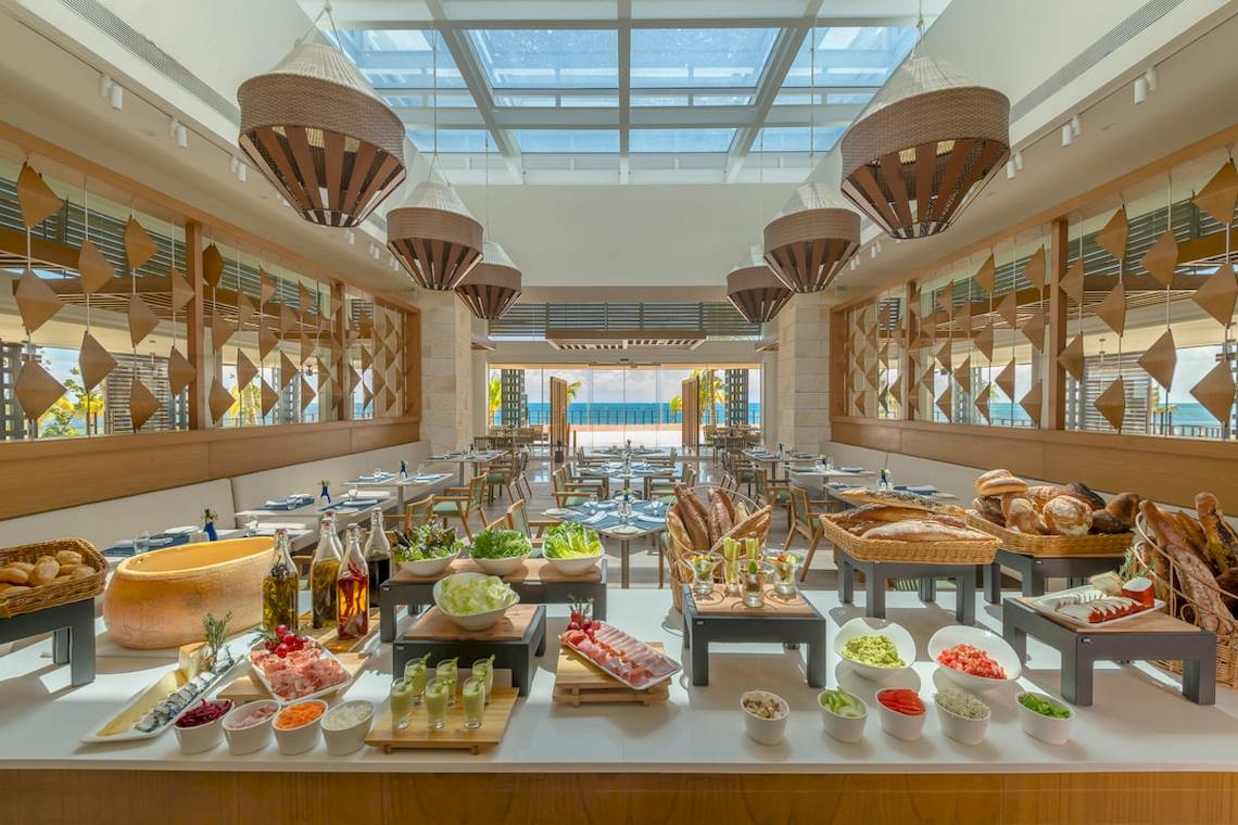 Buffet-Tisch im Restaurant des Haven Riviera Cancun Resort & Spa mit verschiedenen Vorspeisen, Salaten und Dips.