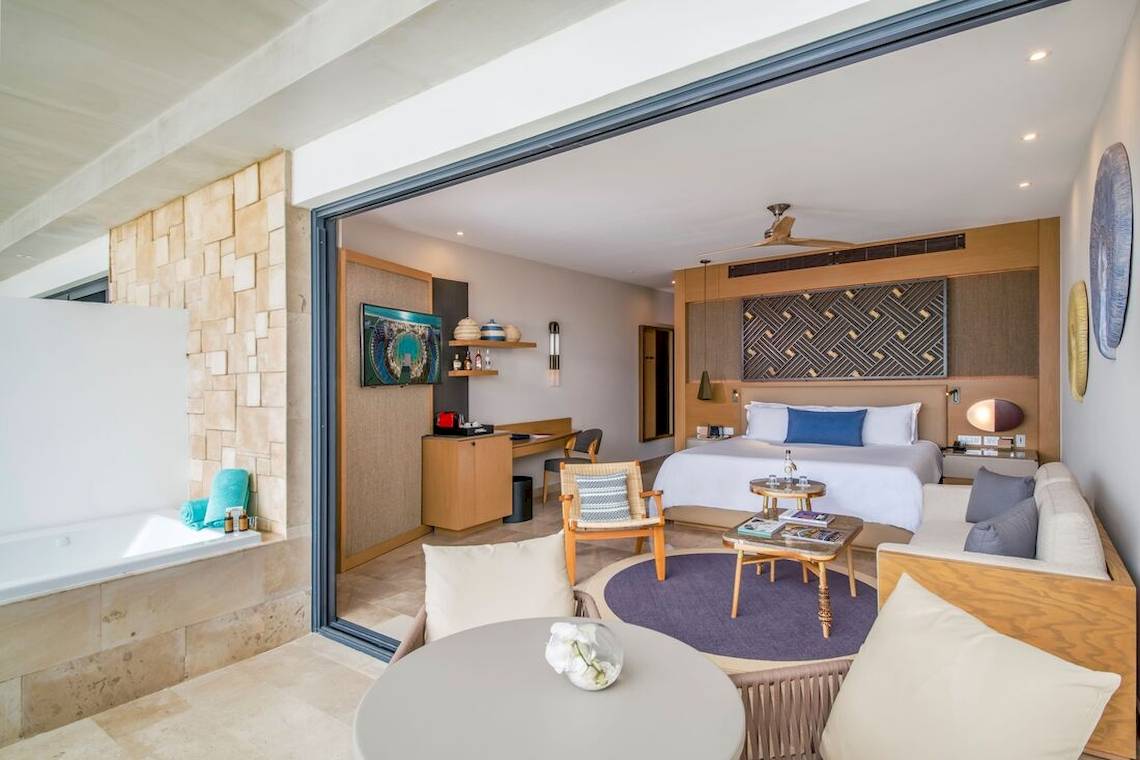 Suite mit Schlafzimmer, Badezimmer und Sitzbereich im Haven Riviera Cancun Resort & Spa