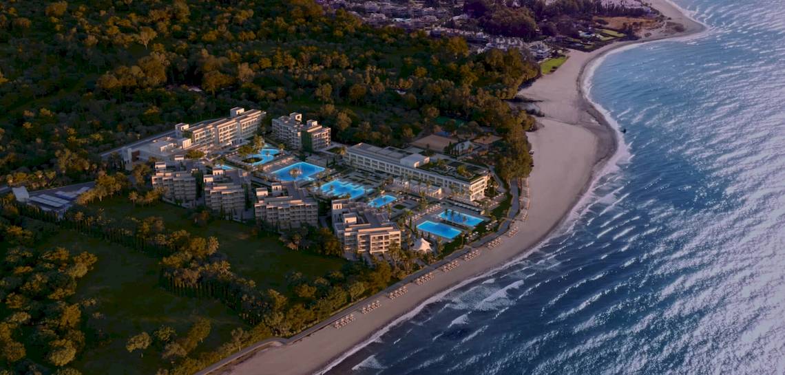 Luftaufnahme des Ikos Andalusia Hotels mit mehreren Swimmingpools und einer Küste.