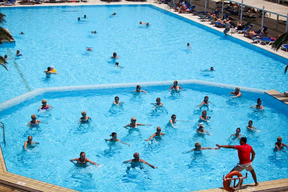 Aquagym-Kurs im Schwimmbad des El Mouradi Mahdia Hotels mit Teilnehmern und einem Trainer.