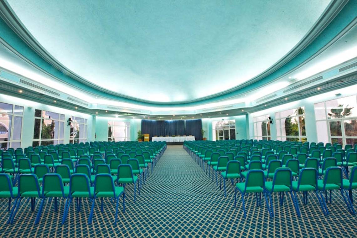 Konferenzsaal im El Mouradi Mahdia Hotel mit grünen Stühlen und blauem Boden