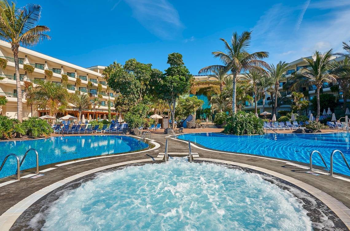 Außenpools des Hipotels Natura Palace Hotels mit Palmen und Sonnenliegen