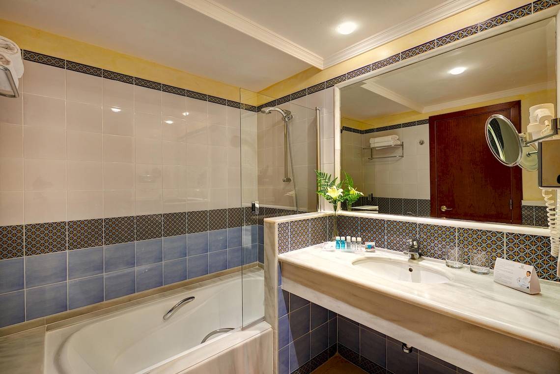 Badezimmer mit Badewanne und Spiegel, Hipotels Natura Palace