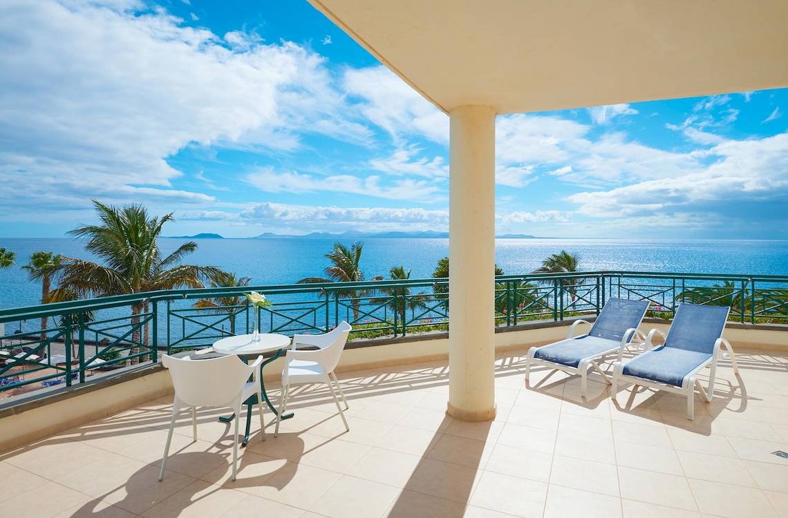 Balkon des Hipotels Natura Palace mit Blick auf das Meer und Palmen