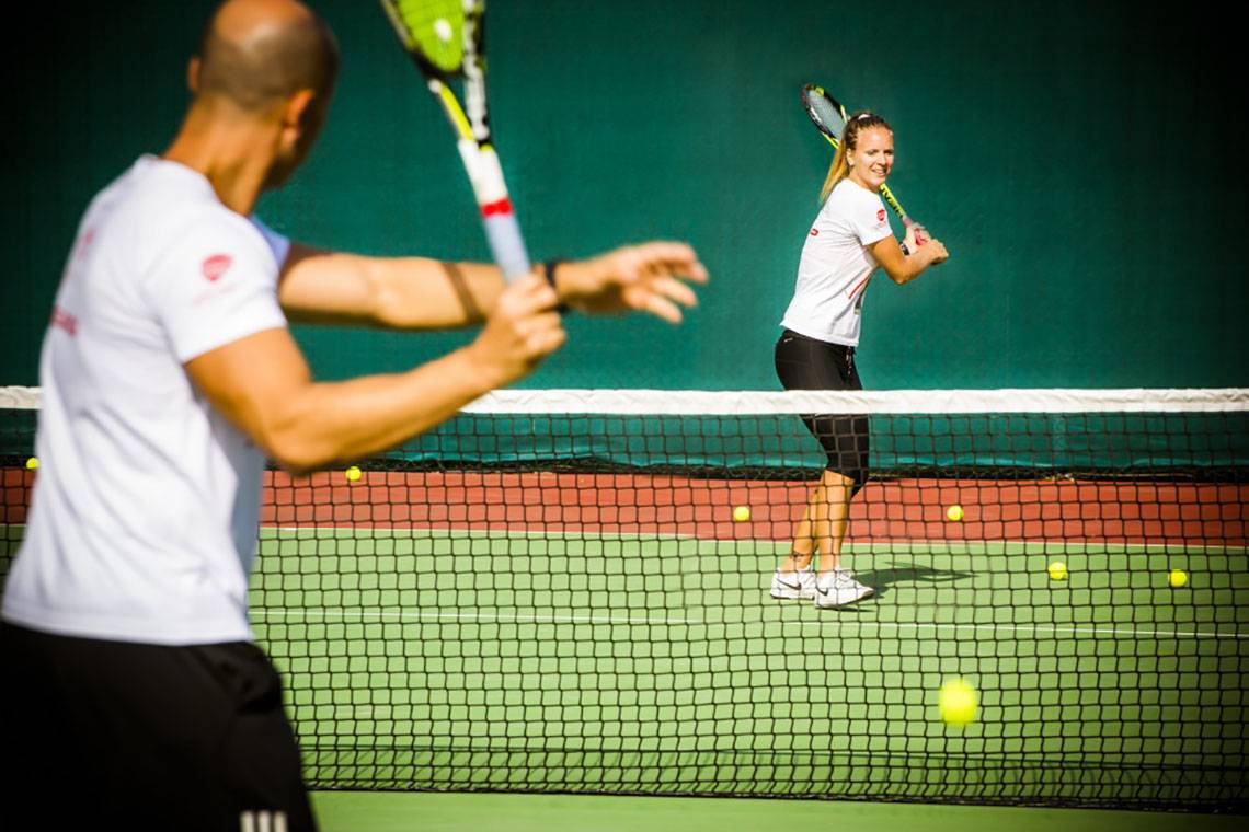 Tennistraining auf dem Tennisplatz des Beach Rotana Hotels.