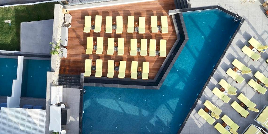 Obersicht des Pools und Liegen im Myconian Korali Relais & Chateaux Hotel