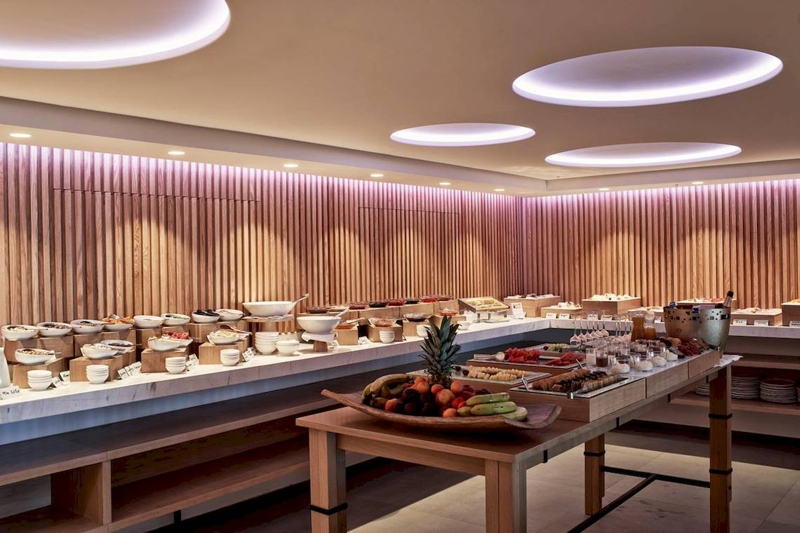 Buffet-Tisch im Myconian Korali Relais & Chateaux mit verschiedenen Speisen und Früchten.