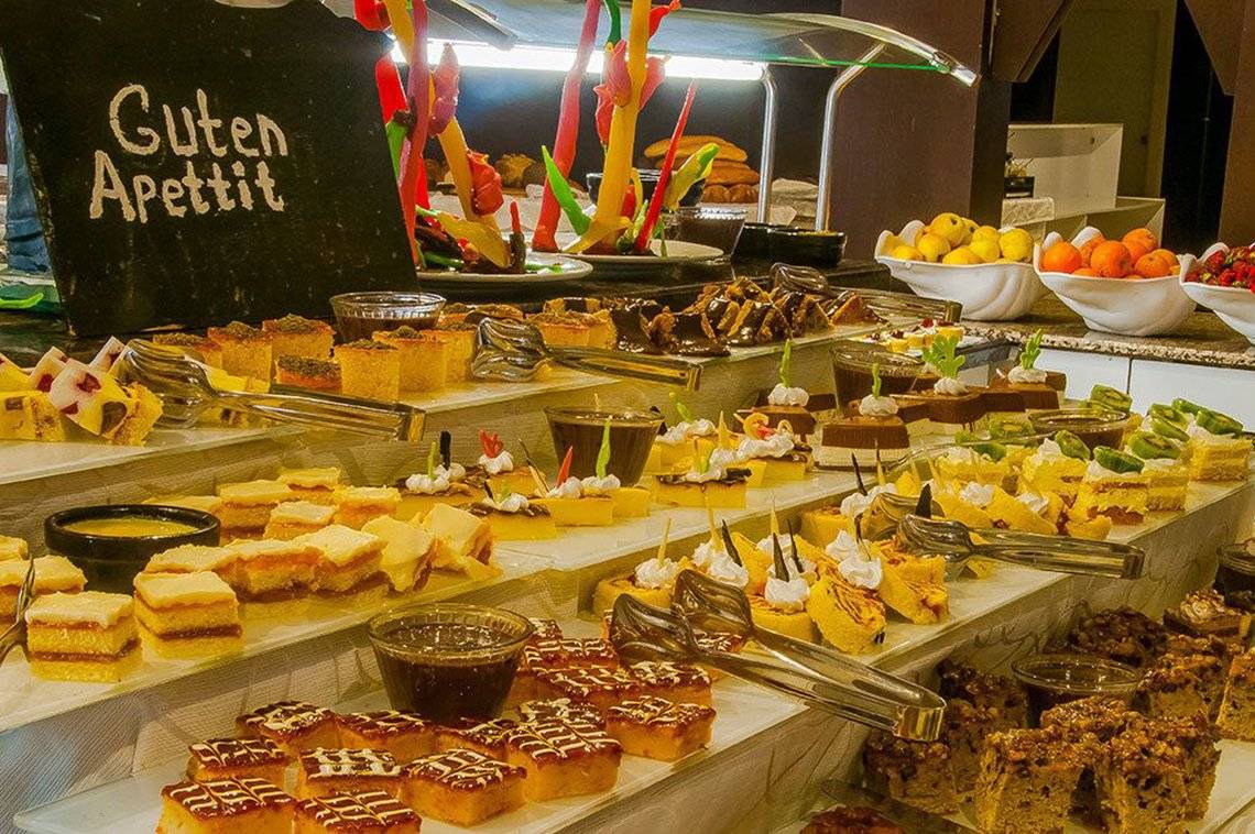 Buffet mit verschiedenen Süßigkeiten im Side Royal Paradise Hotel.