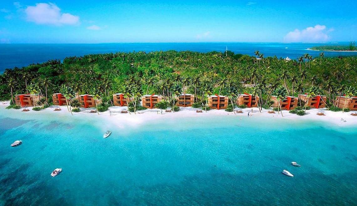 Luftaufnahme des Barefoot Eco Hotels auf einer Insel mit weißen Stränden und blauem Wasser