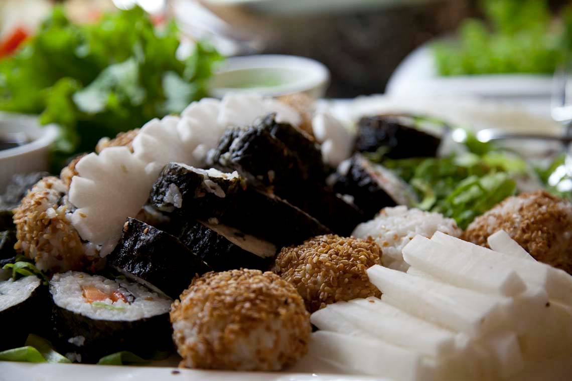 Sushi-Buffet-Platte mit verschiedenen Gerichten im Defne Star Hotel.