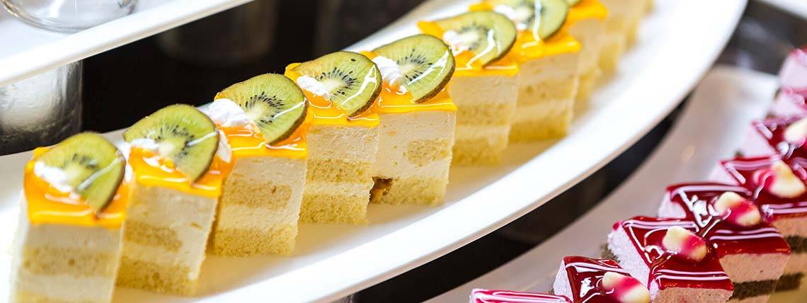 Eine Platte mit verschiedenen Kuchen und Desserts im Defne Star Hotel.