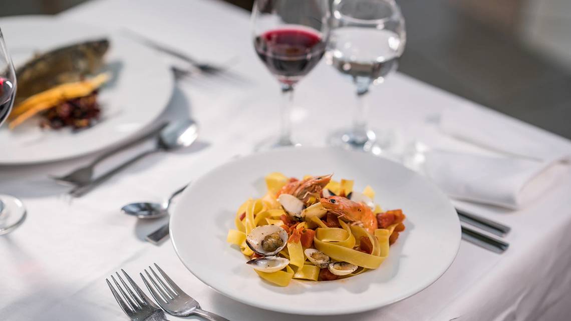 Eine Mahlzeit mit Meeresfrüchten und Wein im Hotel Iberostar Creta Panorama & Mare.