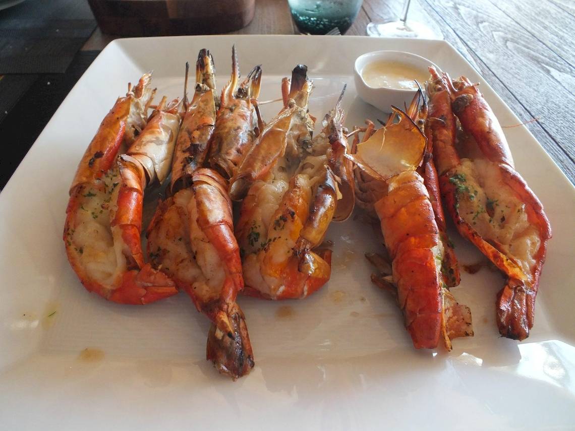 Gegrillte Garnelen auf einem weißen Teller im JW Marriott Mauritius Resort.