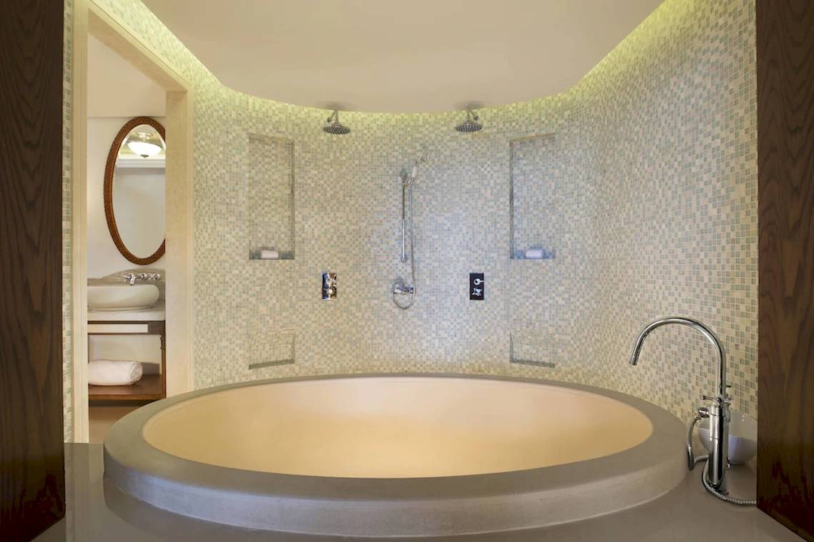 Badezimmer mit freistehender Badewanne und Dusche im JW Marriott Mauritius Resort