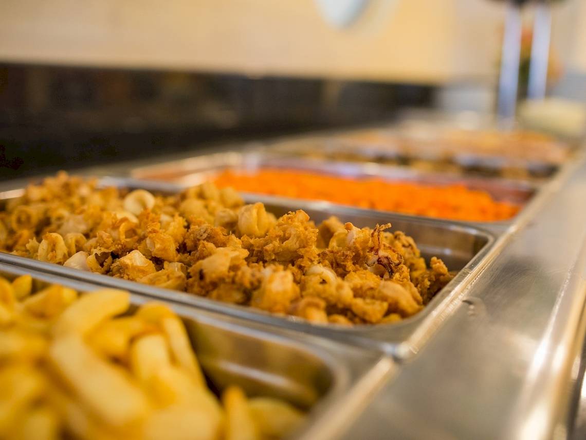 Gebratener Tintenfisch und Pommes auf einem Buffet im Astir Beach Hotel auf Zakynthos.