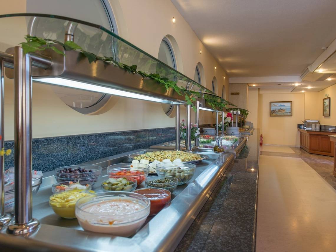 Speisesaal im Astir Beach Hotel Zakynthos mit einer Auswahl an Salaten und Beilagen.