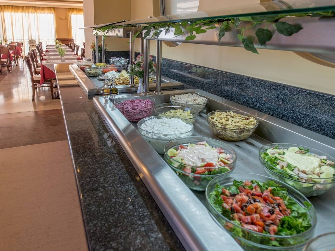 Buffet im Speisesaal des Astir Beach Hotel auf Zakynthos mit verschiedenen Salaten und Beilagen.
