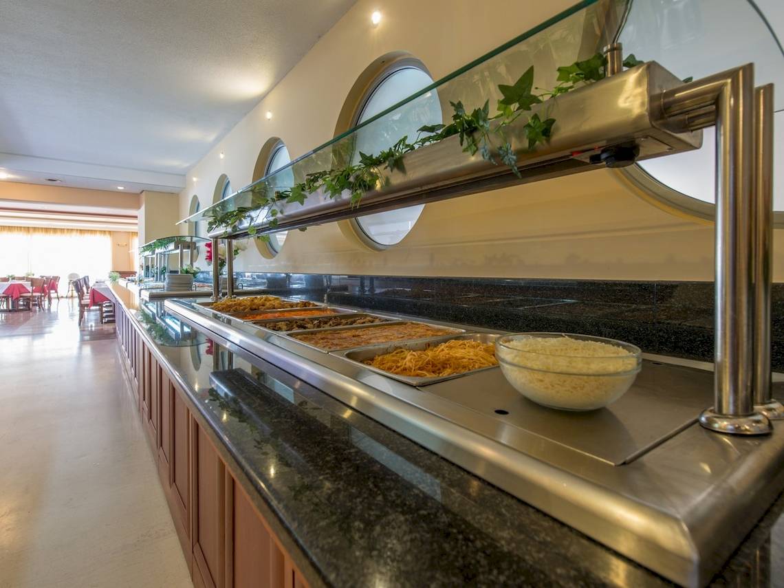 Buffet-Tisch im Astir Beach Hotel auf Zakynthos mit verschiedenen Speisen und einer Schüssel mit Käse.