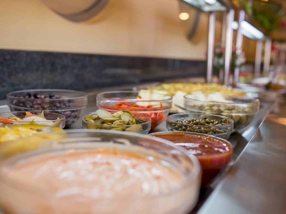 Buffet im Astir Beach Hotel mit verschiedenen Salaten und Beilagen.