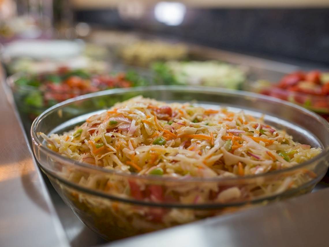 Eine Schüssel mit gemischtem Salat steht auf einem Tisch im Astir Beach Hotel in Zakynthos.