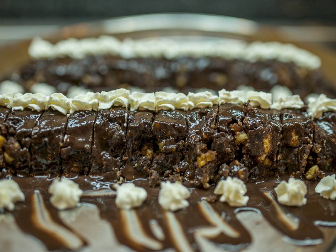 Schokoladen-Brownie-Schnitten mit Sahne und Schokoladendröpchen