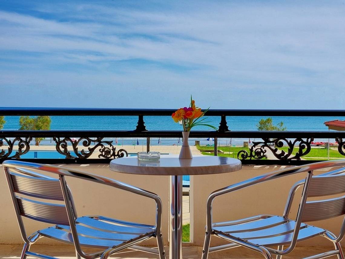 Balkon mit Meerblick und Blumenvase im Hotel Astir Beach in Zakynthos