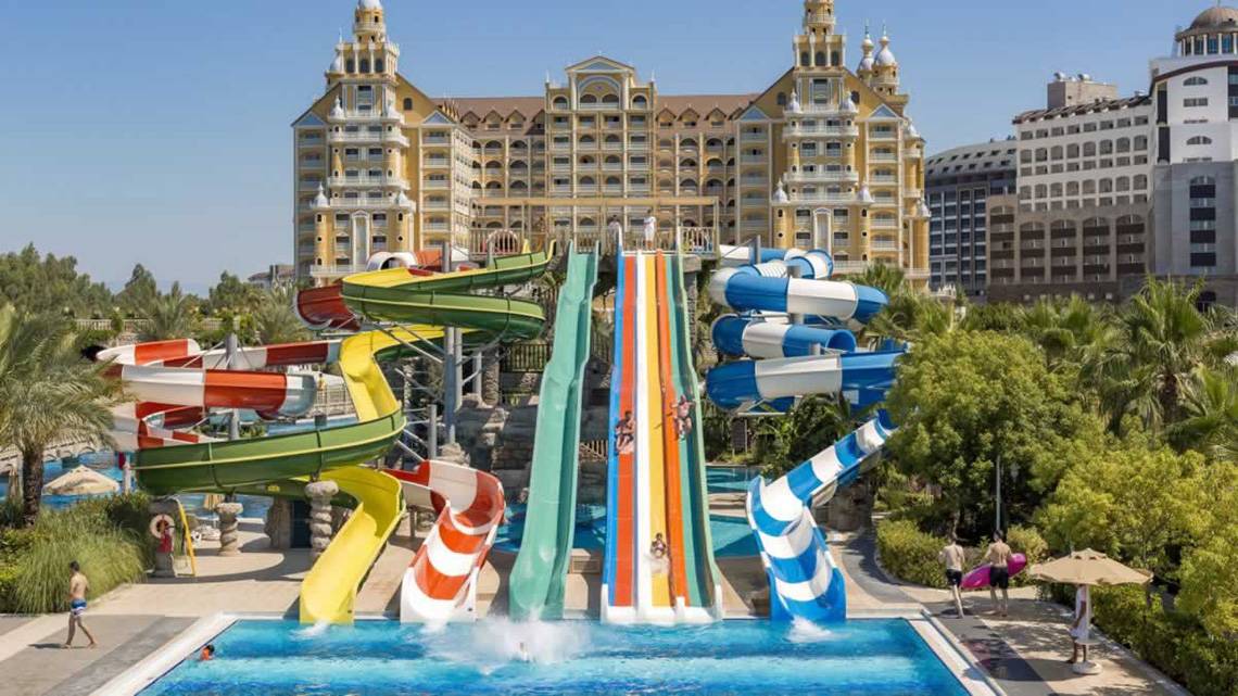 Mehrere bunte Wasserrutschen im Freien vor dem Royal Holiday Palace Hotel.