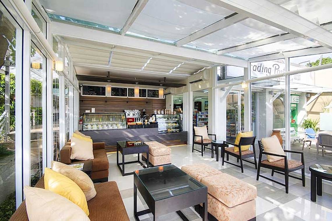 Lounge-Bereich des Cape Panwa Hotels mit Möbeln und einer Theke.