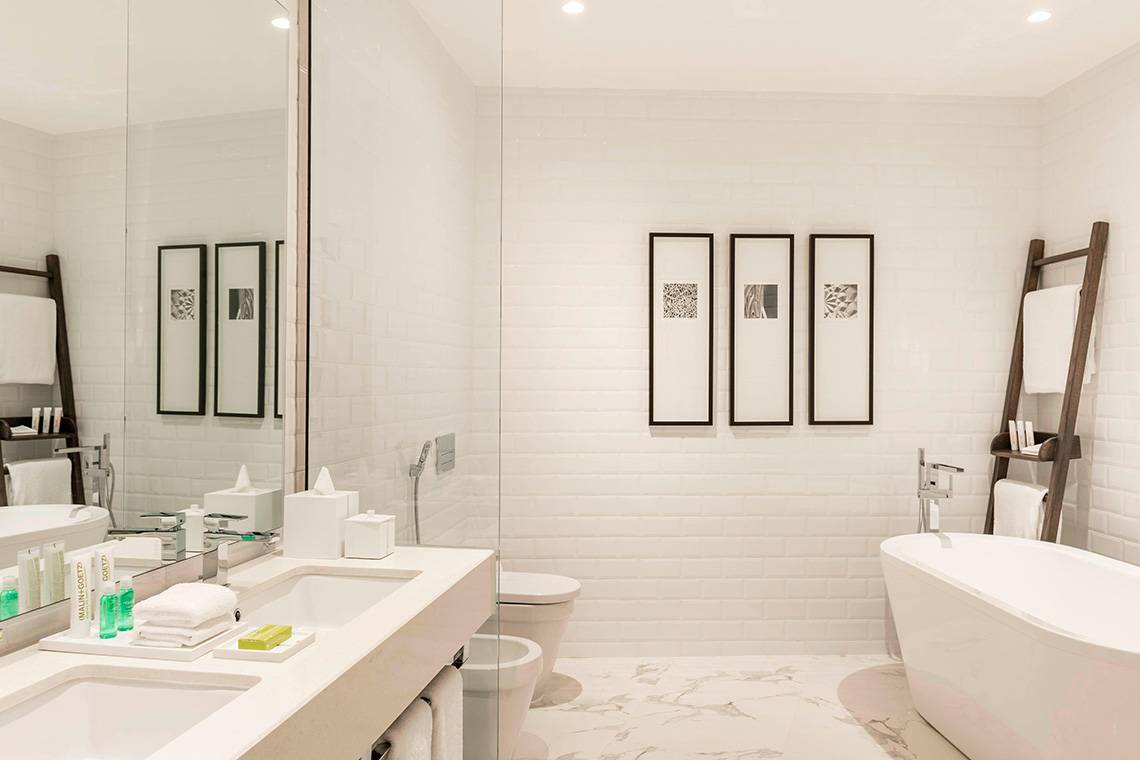 Badezimmer im Le Royal Meridien Beach Resort & Spa mit Badewanne, Spiegel und Toilette.