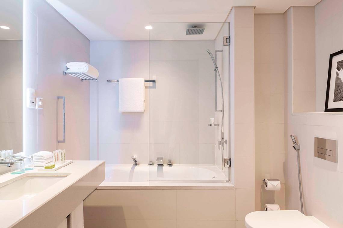 Badezimmer im Le Royal Meridien Beach Resort & Spa mit Badewanne und Dusche.