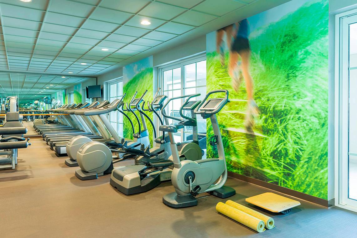 Fitnessraum im Westin Dubai Mina Seyahi Beach Resort & Marina mit Laufbändern und Trainingsgeräten.