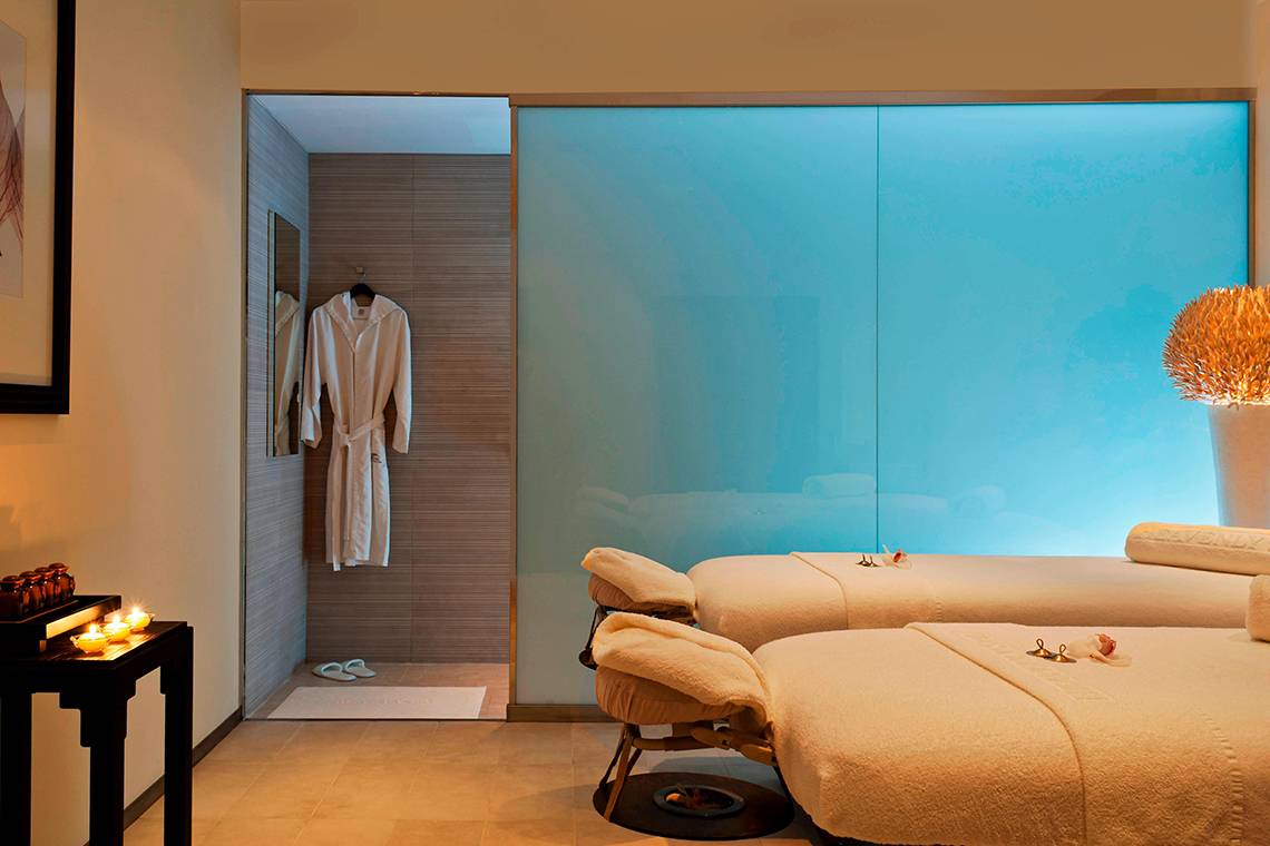 Wellness-Bereich im The Westin Dubai Mina Seyahi Beach Resort & Marina mit zwei Massageliegen und einer Glaswand