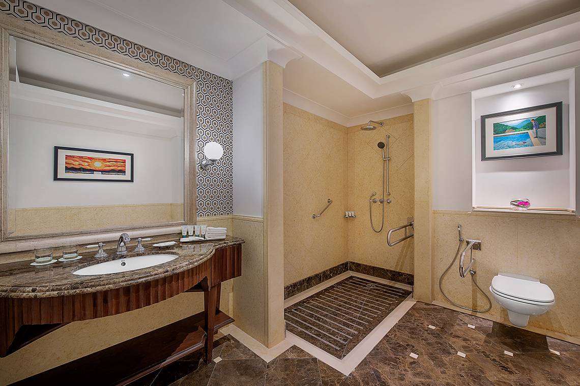 Badezimmer im Westin Dubai Mina Seyahi Beach Resort & Marina mit Waschbecken, Spiegel und Dusche.