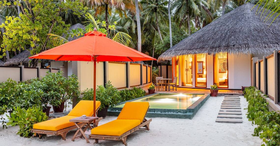 Villa des Angsana Velavaru Hotels mit privatem Pool und Sonnenliegen
