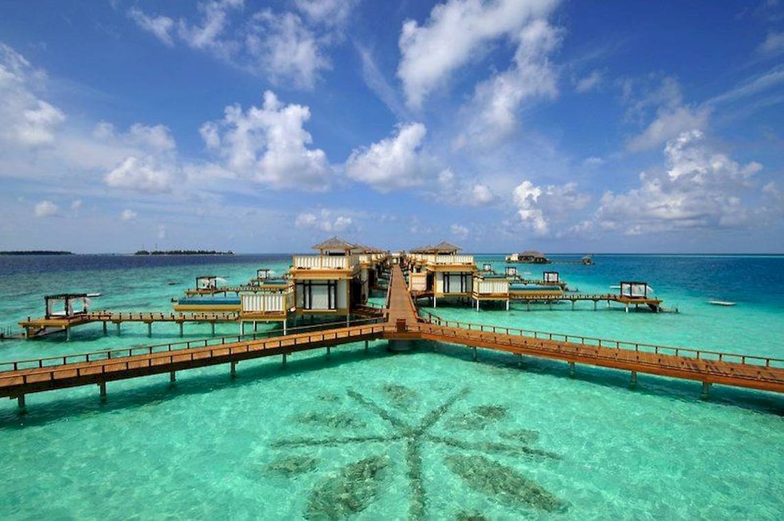 Angsana Velavaru Resort mit Wasservillen und Stegen im Ozean
