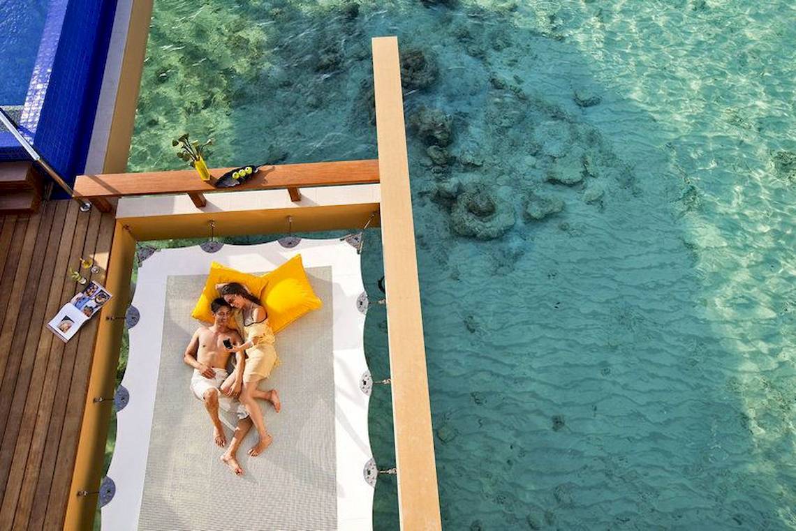 Paar auf der Überwasser-Terrasse im Angsana Velavaru